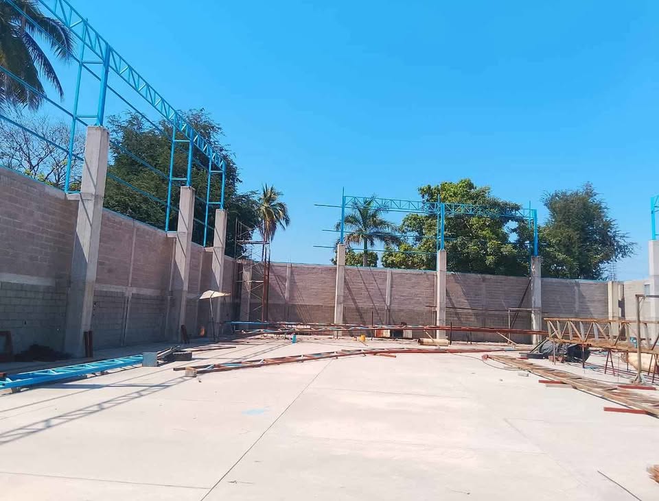 Terreno con construcción Av. Las Palmas